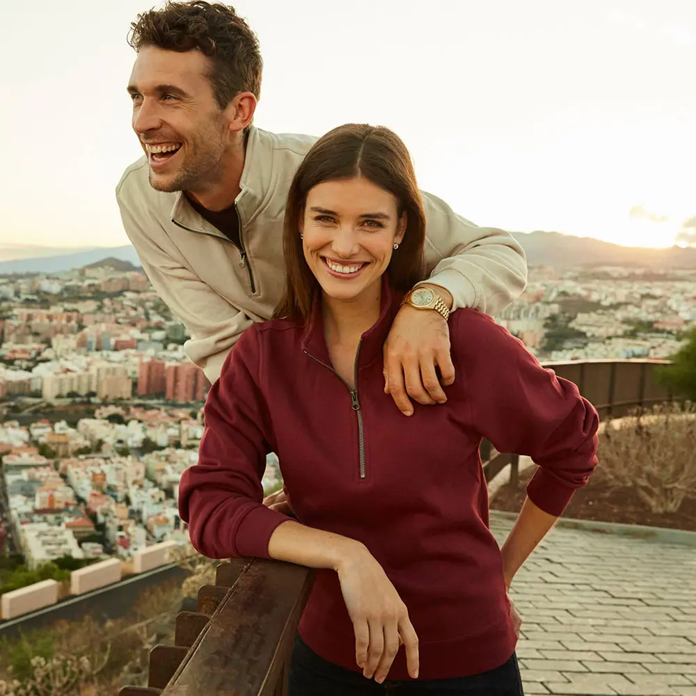 Ein-leichtes-Sweat-Shirt-mit-kurzem,-antistatischen-Reissverschluss.-Rippenbündchen-an-den-Ärmeln-und-am-Bund. Basic Half Zip – Bild 1